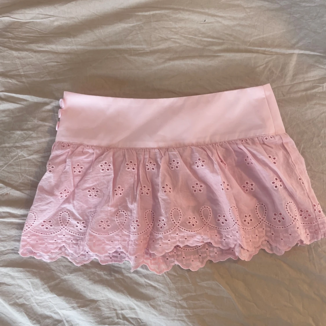 Söt ljusrosa kjol med broderade detaljer