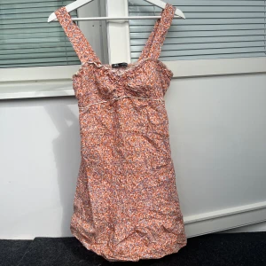 Blommig Klänning - Supersöt klänning i mycket fint skick!😇💓