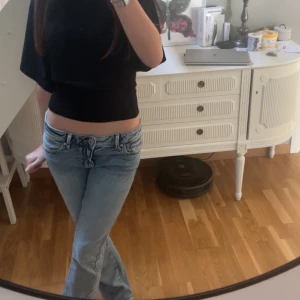 Gina tricot ljusblå bootcut jeans - Ljusblå bootcut jeans från gina tricot med snygg broderad detalj på bakfickorna. Klassisk femficksmodell i stretchig denim med låg midja och utsvängda ben. Perfekta för dig som gillar en retro vibe och vill ha jeans som sticker ut lite extra. Jag köpte dem för ca 3 månader sen och dem är som nya! 