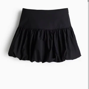 Puffig minikjol - Säljer denna som är köpt på hm, aldrig använd, storlek 40 men passar mer än 38 då den är väldigt liten i midjan 