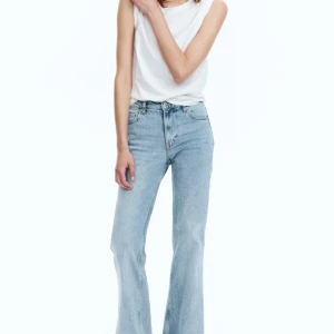 Ljusblå bootcut jeans med hög midja - Snygga ljusblå jeans med bootcut-ben och hög midja. Klassisk femficksmodell i mjukt denimtyg som ger en avslappnad vibe. Fina och sitter fint.