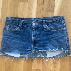 Låg midjas levi's jeanskjol  - Snygga blå jeanskjol från Levi's. Den är s/m, skriv för fler bilder💕