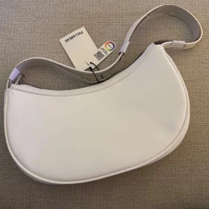 Väska - Superfin stilren väska från pull&bear💌kommer tyvärr inte till användning, köpt för 650