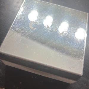 CAIA Translucent Matte Setting Powder - Löspuder från CAIA i färgen Translucent Matte. Kommer i en stilren, fyrkantig förpackning med spegelblankt lock. Perfekt för att fixera sminket och ge en matt finish utan att kännas tung på huden.