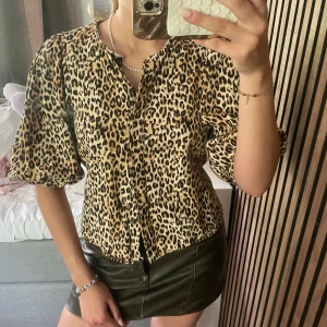 Leopard sommarblus - Sååå snygg leopardblus, perfekt till sommaren!! (Säljer även skinnkjolen, kika in på min profil)😍😍🥰