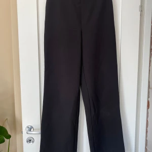 Svarta vida kostymbyxor BikBok XS - Svarta kostymbyxor från BikBok i storlek XS. Använd ett fåtal gånger. 