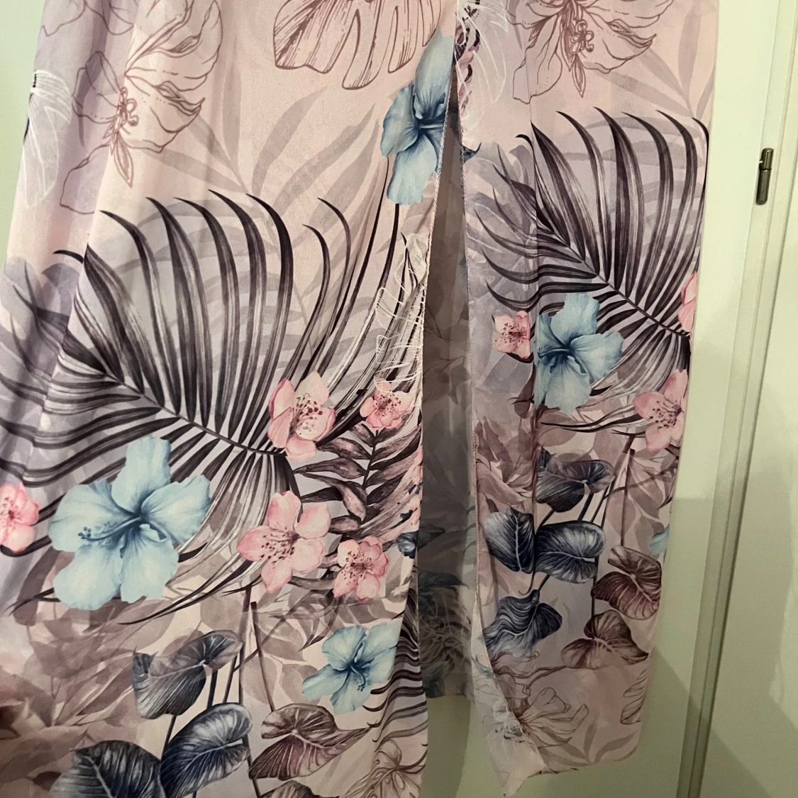 Lång blommig klänning i pastell