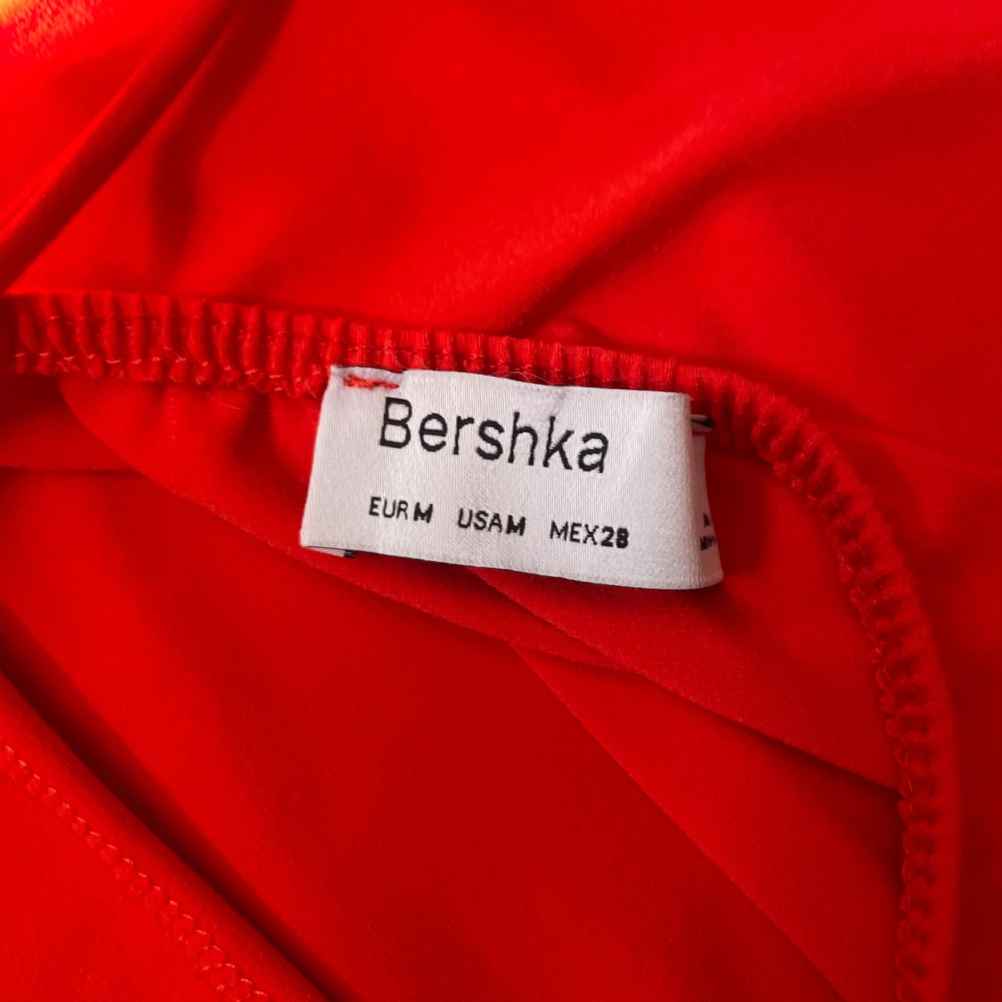 Röd långklänning med snörning - 4