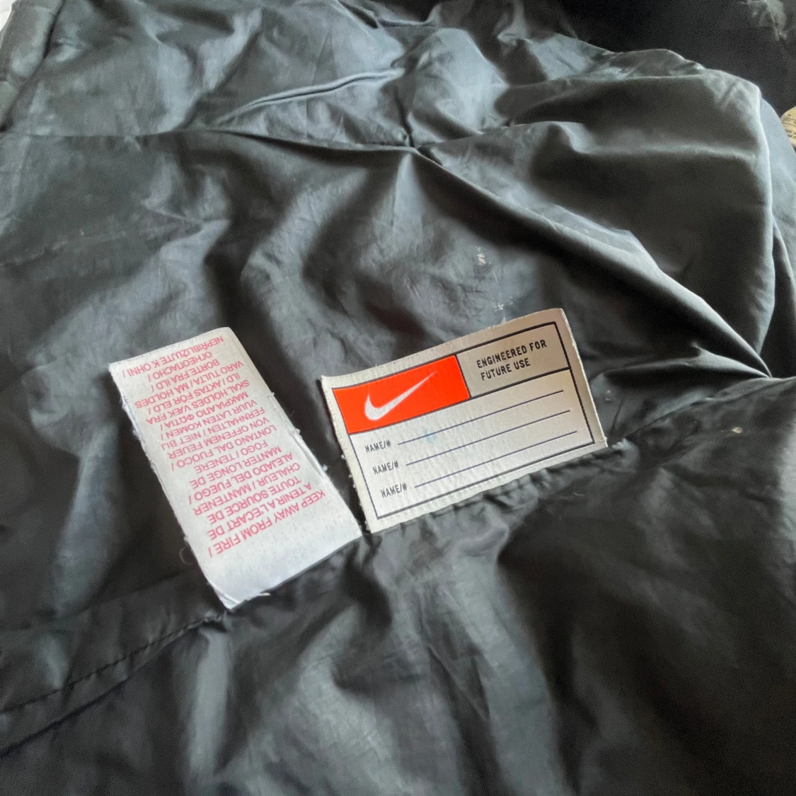 Hej jag säljer en svart Nike puffer jacka för den är för liten - 3