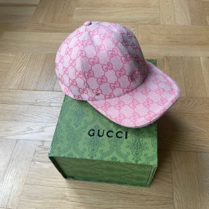 Rosa Gucci Keps - Unik och snygg GG keps. Bra skick - använt sparsamt! Storlek M (58cm). 