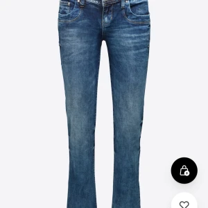 Blå bootcut jeans från LTB - Snygga blå bootcut jeans från LTB med klassisk femficksdesign och coola detaljer på bakfickorna. Jeansen har normal midja och är tillverkade i mjukt denimtyg med lätt tvättad look. Perfekta för en avslappnad och trendig stil. Köpta helt nya knappt använda🤍🤍