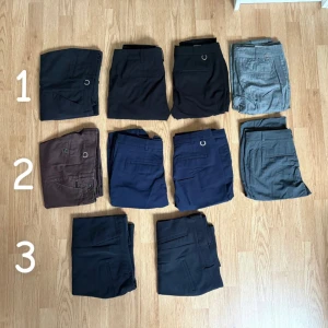 Kostymbyxor i Bulk - Säljer nu dessa kostymbyxor då de inte längre används. Det finns i olika färger samt två olika storlekar (34 & 36). På rad 1 och 2 är det storlek 34 och på rad 3 är det storlek 36. Går att säljas separat. Det angivna priset är för alla byxorna. Vid eventuella frågor eller bilder på byxorna så skicka bara ett meddelande :)