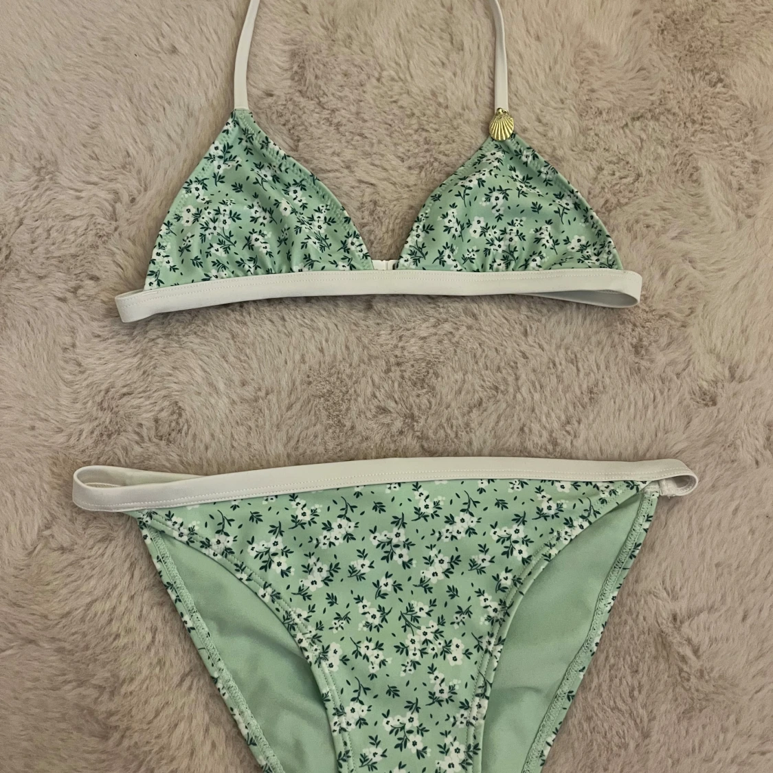 Mintgrön blommig bikini med snäckdetalj - 1