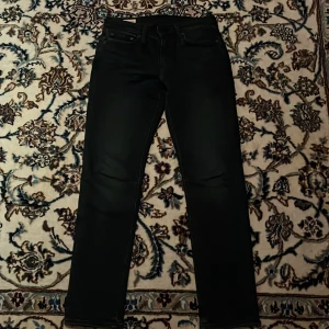 Levis 511 - Levis jeans 511 W29 L32 knappt använda, inga defekter, svart jeans tyg med marinblå färg. Säljer pga att de är för små. Ställ gärna frågor, pris kan diskuteras