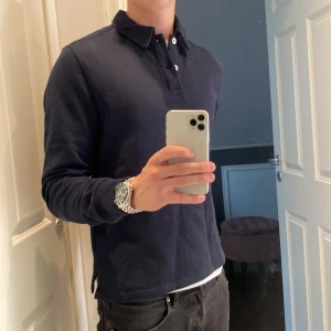 Mörkblå pikétröja från East West -  Använts 1 gång, NYSKICK! En marinblå East west tröja i Storlek S och köptes för 699 på Brothers, bara skriva vid minska frågor eller funderingar, pris kan diskuteras!🍾🤗