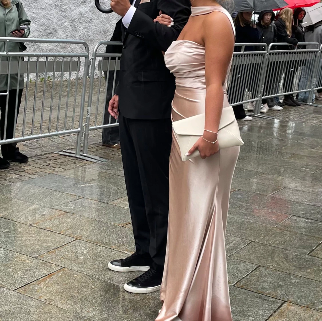 Champagnefärgad långklänning i satin