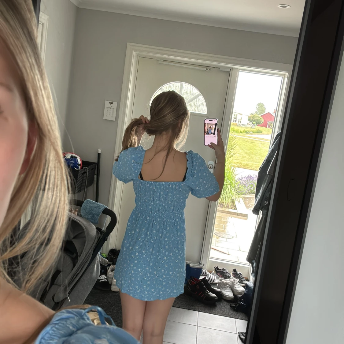 Blå blommig kortklänning med puffärm - 1