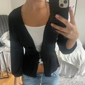 Jätte fin blus  - Jätte fin tunt stickad blus. Köptes för ett tag sedan men den kommer tyvärr inte till användning längre. Jätte fint skick. 