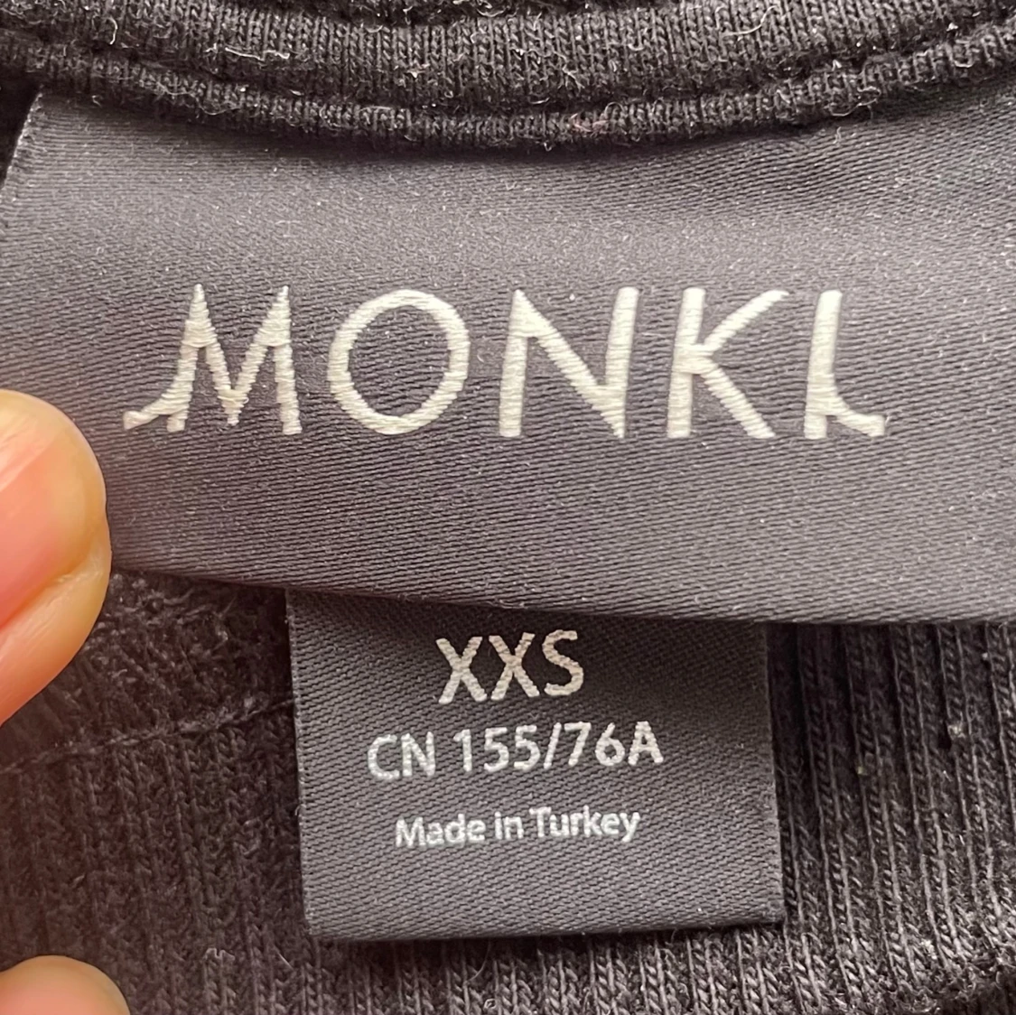 Svart croppad sweatshirt från Monki - 2