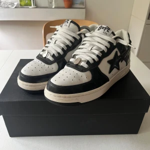 Bape Sta skor - Svartvita Bape skor i mycket bra skick, endast små creases. Storlek 41.5. Pris kan diskuteras.