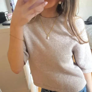 Stickad tröja!! - Säljer en jättesnygg trekvarts tröja💕 Inga defekter!! Skriv för fler bilder💕 nypris ligger på 790kr💕storlek S men passar ämen Xs
