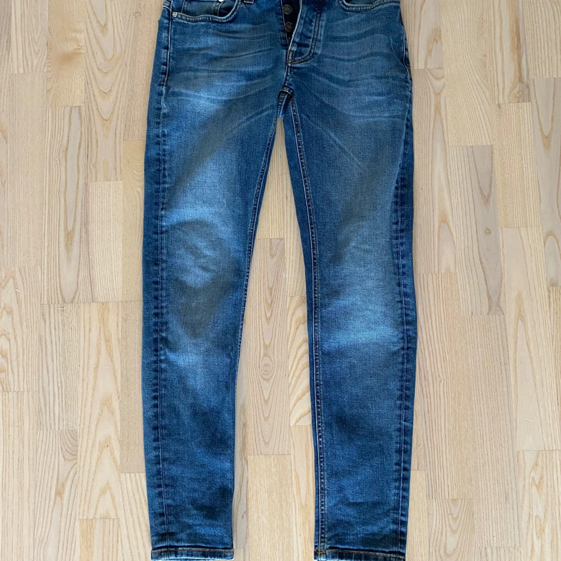 Blå slim jeans från The Blue Uniform