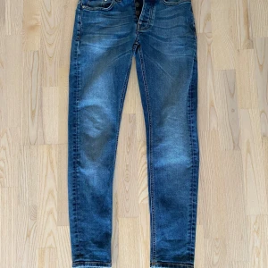 Blå slim jeans från The Blue Uniform - Säljer ett par mörkblåa jeans från the blue uniform.