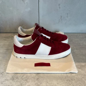 Valentino flycrews  - Tjena, säljer dessa riktigt snygga Valentino flycrewsen i storlek 40 fitts 41, skick 10/10 helt nya, Riktigt sällsynt cw då dessa inte tillverkas längre, dustbag medföljer vid köp// hör av er vid minsta lilla fundering 🍾🍾
