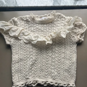 Beige spetsblus från Zara - En jätte söt blus från Zara i storlek M passar även för S och xs. Jag brukar ha ett linne under när jag har på den ❤️