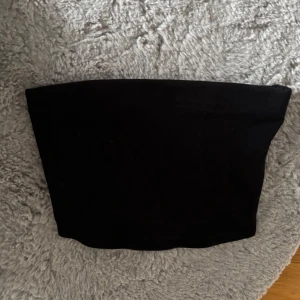 Svart bandeau tubtopp - En enkel och stilren svart bandeau tubtopp 