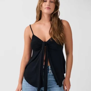 Svart linnetopp med knyt fram - Priset går att diskutera!! Svart linnetopp från Gina Tricot med smala axelband och snygg knytning framtill. Toppen har en lätt utsvängd passform och ärmlös design, perfekt för varma dagar. står ej för fracken 