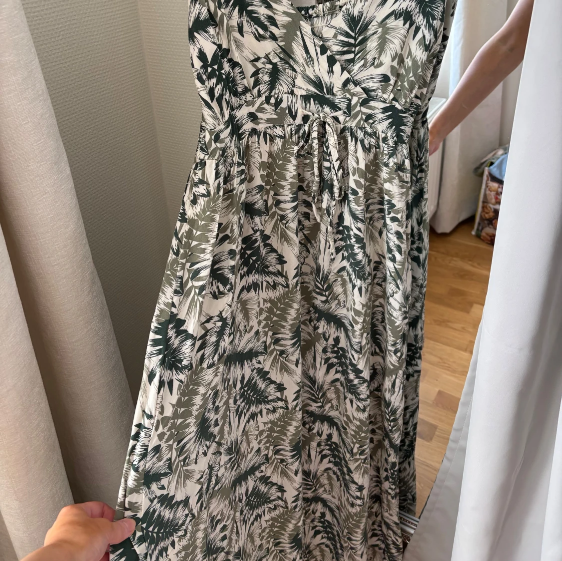 Långklänning med grönt bladmönster - 1