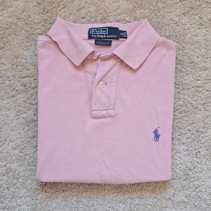 Rosa Ralph Lauren Pike - Stl S, Custom Fit - Fin rosa pike från Ralph Lauren, perfekt till sommaren! ☀️ | Skick: 8,5/10, Mycket bra | Stl: S, Custom fit | Han på bilden är 170cm, Rekommenderar för 170-180cm | Fraktar spårbart med Instabox eller Postnord | Mvh Galgen 🤗