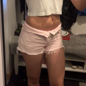 Ljusrosa jeansshorts med fransar - Säljer dessa jättesnygga Levi’s jeansshorts då dom är för små, pris kan diskuteras💕 