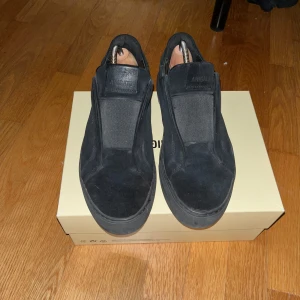 Svarta sneakers från Axel Arigato - Tvär sexiga arigatos dem är som nya jävligt bra skick bara borsta dem så blir den som nya pallade inte göra de för min tandborste är helt blöt men man får alla guzzarna med dem här skorna plus dem säljs inte längre på hemsidan 