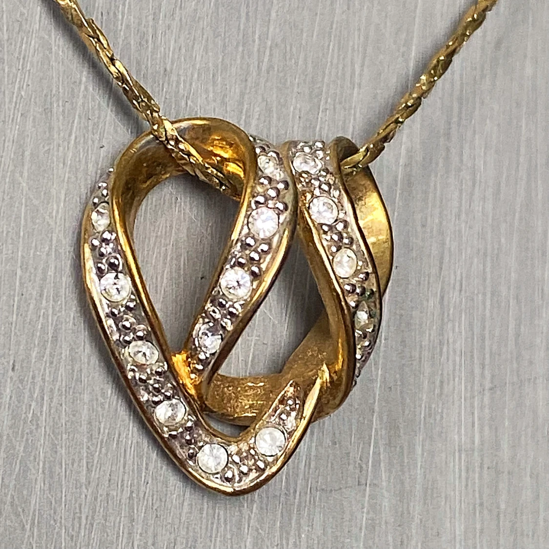 Guldigt halsband med hjärtformad berlock