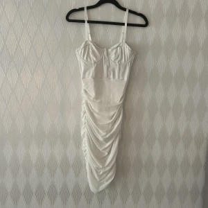 Klänning med lite see true effekt  - Kramar om kroppen fantastiskt, inbyggd body 😍 kuporna är elastiska så passar både mindre och även mig mig 70 F. 