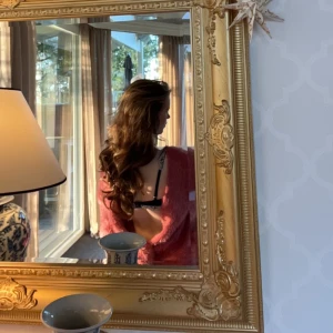 Rosa fluffig tröja med öppen rygg - Supermjuk och fluffig rosa tröja med omlottdesign och öppen rygg. Jag tycker jätte mycket om den här tröjan men får tyvärr inte användning längre. Den har dock ett litet hål längst ner på sidan av tröjan men inget som syns!💞