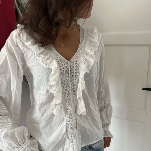 Söt vit blus  - Jätte gullig blus med volang på framsidan som är perfekt till mysiga sommarkvällar💕💕 vintage och vet inte riktigt vart den är ifrån men nästan som ny💗