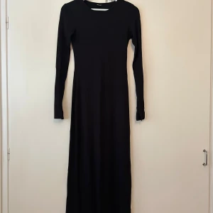 Svart långklänning  - Svart långklänning från Gina, aldrig använd från deras soft touch serie! Super skön