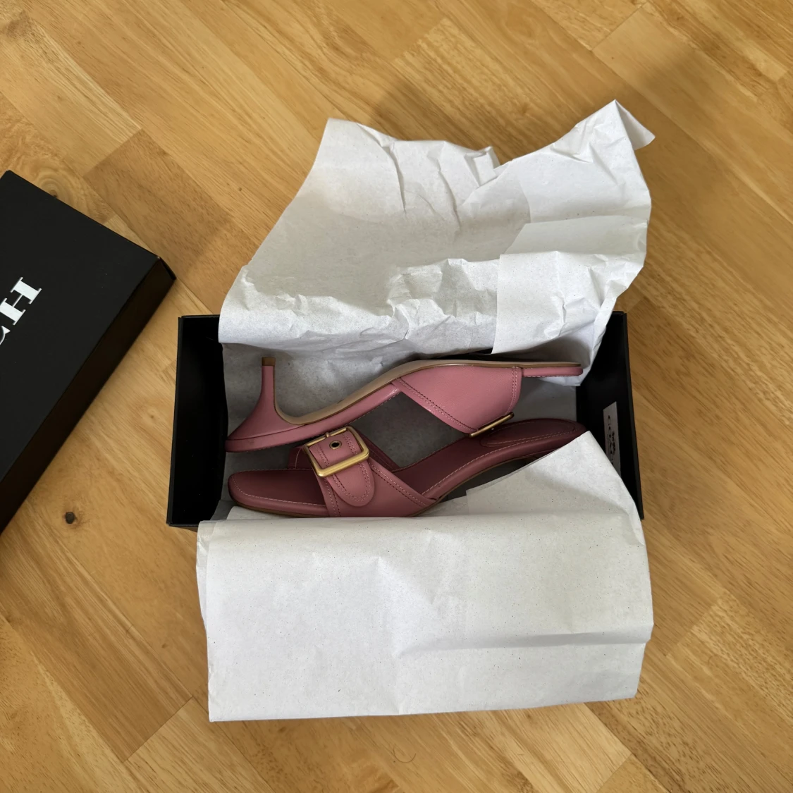 Rosa sandaler med klack från Coach - 1