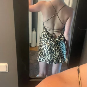 Leopard klänning - Leopard miniklänning från Zara. Cowlneck med snörning i ryggen. Aldrig använd men har tyvärr inte lappen kvar. 