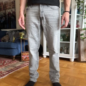 Grå loose fit jeans Jack & Jones - Säljer ett par grå jeans från Jack & Jones i loose fit-modellen Chris. Priset kan diskuteras! Midjemåttet är 90 och benmåttet är 82