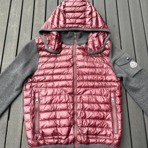 Moncler cardigan vinröd  - Tjena, säljer nu denna riktigt snygga och populära Moncler cardiganen, sjukt sällsynt model, särskilt i denna färgkombination, mycket bra skick, inga tecken på användning, hör av er vid frågor och fundeirngar🙌🤝