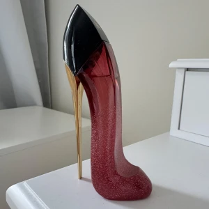 Very Good Girl Glam - Eau de parfum - Säljer denna Very Good Girl Glam av Carolina Herrera då den inte används. Har bara används ett fåtal gånger så den är nästan full. ❤️luktar riktigt gott körsbär. Originalpris: 1389kr