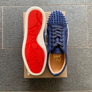 Louboutin Skor  - Otroligt fina Mörkblåa Louboutin i otroligt bra skick! Storleken 43 men passar även 42. Tveka inte att höra av dig vid frågor och funderingar! (Äkthetsbevis finns även inkl Boxen)