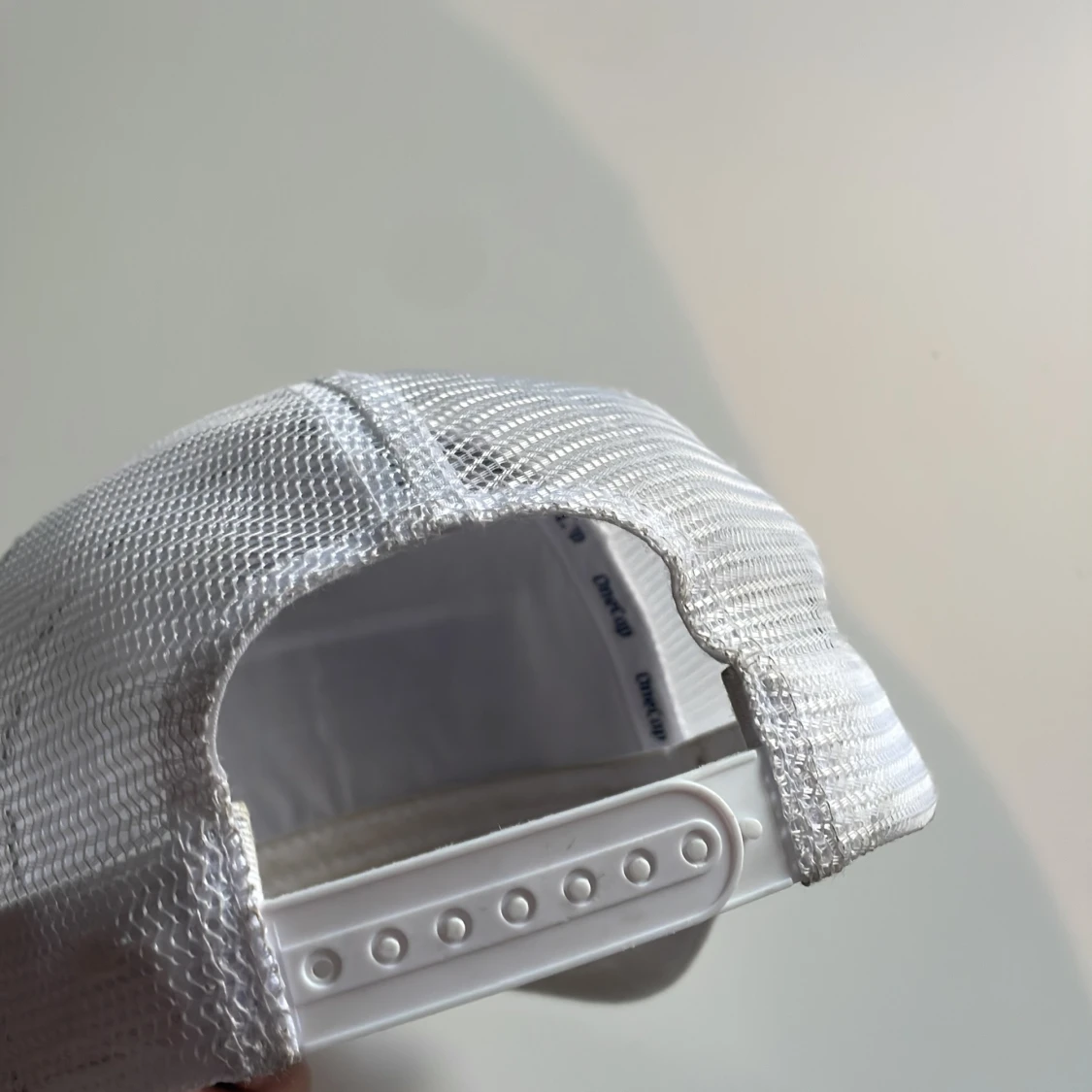 Vit meshkeps från Onecap med print - 3