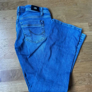 Blå bootcut jeans från LTB low waist  - Ett bar low waist jeans från ltb 