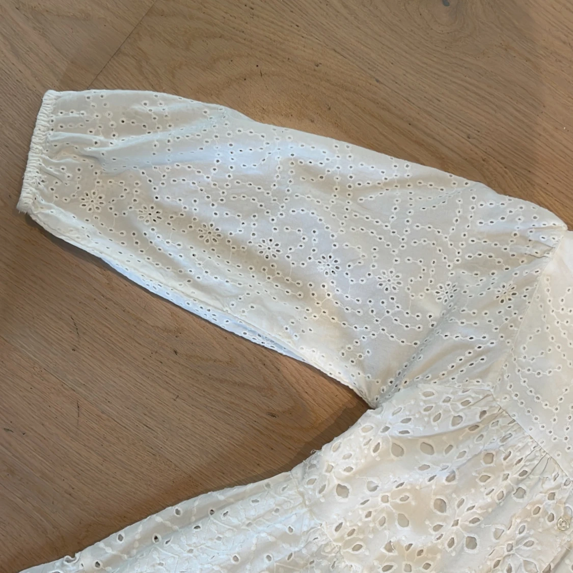 Vit broderad klänning från Zara - 2