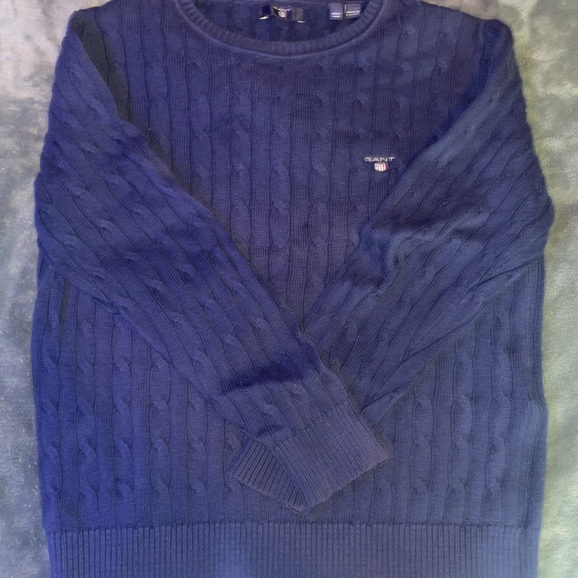 Mörkblå kabelstickad tröja från Gant! - 1